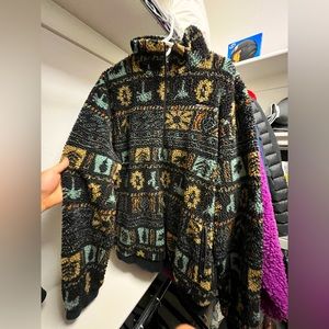 Cozy collard sweatshirt. Great quality, great condition, even better price.